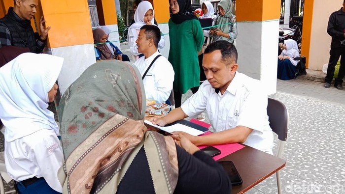 orangtua siswa serta anaknya datang ke sekolah untuk konsultasi SPMB SMA
