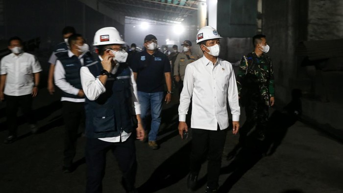 Petugas Penegakan Hukum (Gakkum) Kementerian Lingkungan Hidup memasang plang penyegelan di salah satu pabrik besi saat inspeksi mendadak di Kragilan, Kabupaten Serang, Banten, Selasa (10/6/2025). Kementerian Lingkungan Hidup menyegel dua pabrik besi di Kabupaten Serang, Banten pada Senin (10/6) malam karena diduga menjadi sumber pencemaran udara hingga merambah ke wilayah Jakarta. ANTARA FOTO/Angga Budhiyanto