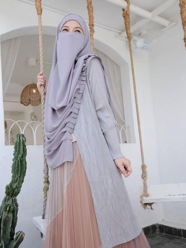 Padu padan gaya syar'i dengan cadar pakai outer dan outer bahan plisket.