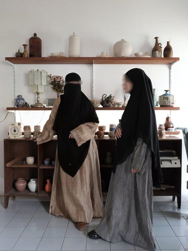 Padu padan khimar dengan dress bahan natural linen.
