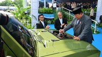 Presiden Prabowo Subianto sempat mengecek mesin kendaraan itu. Dia terlihat terpukau dengan mobil buatan Pindad itu. (Foto: Muchlis Jr - Biro Pers Sekretariat Presiden)