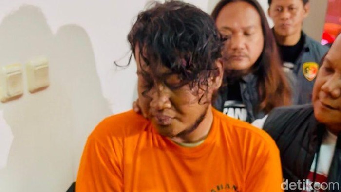 Pelaku pembunuhan wanita open BO di Semarang yang dihadirkan saat jumpa pers Polrestabes Semarang. Foto diunggah Rabu (11/6/2025).