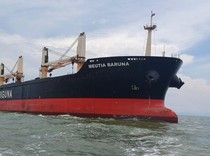 Kapal Tongkang Tabrak Taksi Perahu hingga Karam, Begini Penampakannya