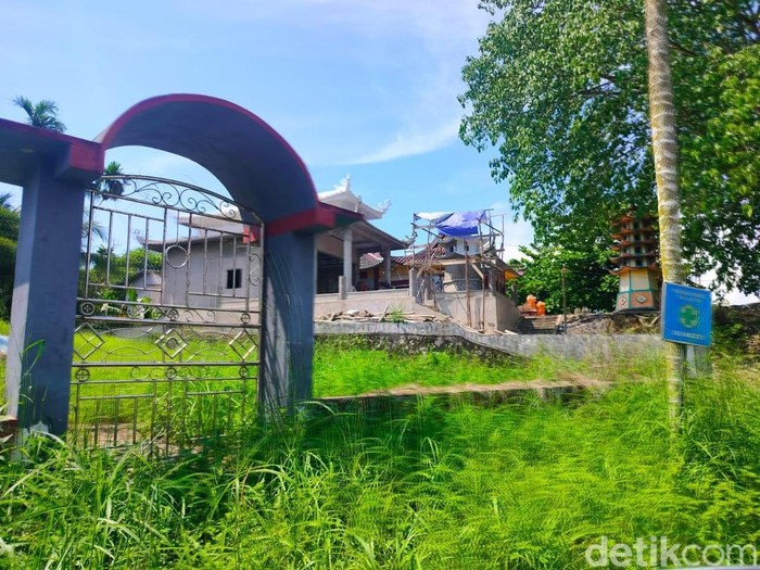Pembangunan kelenteng di Sambas yang diprotes warga.