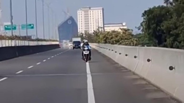 Pemotor di Makassar masuk tol layang gegara salah setel Google Maps.