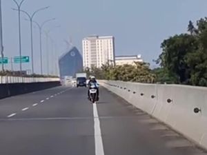 Pemotor Nyelonong Masuk Tol Layang Makassar gegara Salah Setting Google Maps