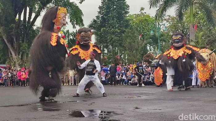 Penampilan kesenian khas Ciamis dalam Galuh Ethnic Carnival..