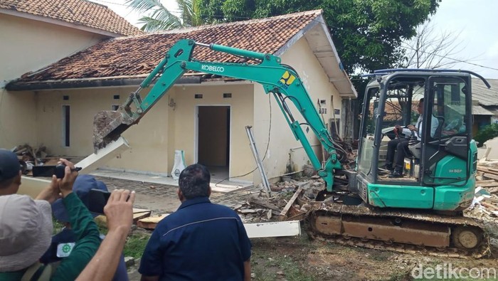 Penertiban bangunan di Kampung Tegaljunti, Kecamatan Tegal Munjul, Kabupaten Purwakarta.