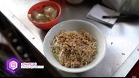 Nikita Mirzani kini aktif membuat konten makan-makan di Youtube. Sebagai penggemar mie ayam, Nikita pun sering membagikan konten mencicipi mie ayam di berbagai tempat. Foto: Youtube / Crazy Nikmir REAL