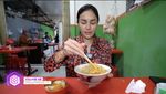 Penggila Mie Ayam, Nikita Mirzani Blusukan ke Gang hingga Habiskan 5 Porsi