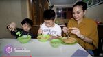 Penggila Mie Ayam, Nikita Mirzani Blusukan ke Gang hingga Habiskan 5 Porsi