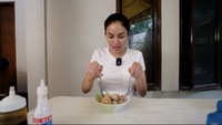 Artis sekaligus model itu mencicipi gerai Bakmi Ayam Ganteng di Kebayoran Baru, Jakarta Selatan. Lagi-lagi menu yang ia pesan adalah mie ayam dengan pangsit dan bakso berkuah segar. Foto: Youtube / Crazy Nikmir REAL
