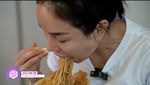 Penggila Mie Ayam, Nikita Mirzani Blusukan ke Gang hingga Habiskan 5 Porsi