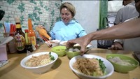 Lagi lagi Nikita makan di tempat mie ayam favoritnya yaitu Mie Ayam Sunja. Sampai-sampai menurutnya 5 porsi kurang! Selain mie ayam, wanita ini juga pesan kwetiau dan pangsit rebus. Foto: Youtube / Crazy Nikmir REAL