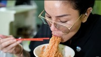 Mie Ayam Banyumas Sunja tidak pernah terlewatkan. Artis yang kerap disapa ‘Nyai’ itu selalu semangat menikmati mie ayam di gerai ini. Tidak lupa mie ayamnya diracik dengan banyak sambal dan saus. Foto: Youtube / Crazy Nikmir REAL