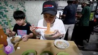 Pulang dari Portugal, pemain film ‘Nenek Gayung’ itu langsung ke warung mie ayam favoritnya. Seporsi mie ayam dan seporsi pangsit rebus jadi pilihannya. Foto: Youtube / Crazy Nikmir REAL