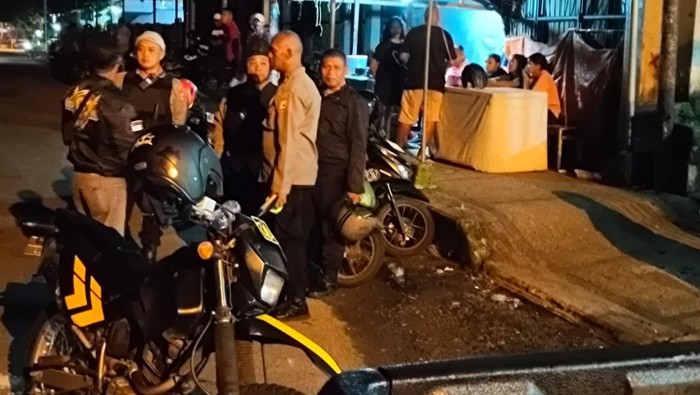 Personel PRS Polresta Pulau Ambon saat bubarkan tawuran pemuda.