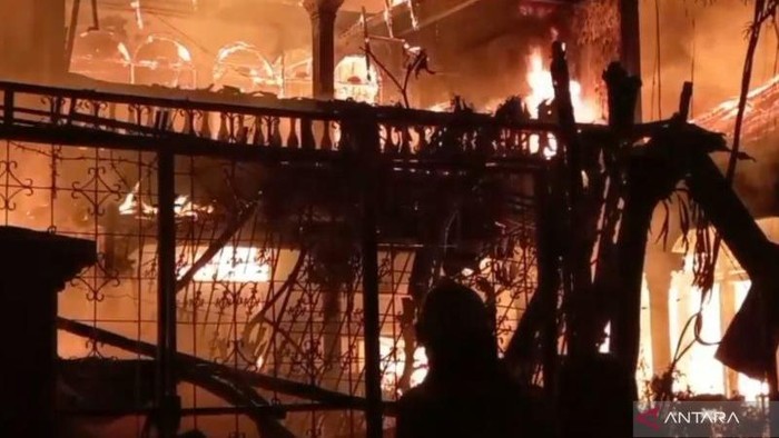 Personel Suku Dinas Penanggulangan Kebakaran dan Penyelamatan (Sudin Gulkarmat) Jakarta Timur memadamkan kebakaran rumah dan kios di Jalan Dukuh V RT 06/RW 05, Kramat Jati, Jakarta Timur, Rabu (11/6/2025).