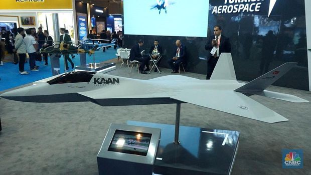 Pesawat jet KAAN pesawat tempur siluman generasi kelima yang dikembangkan oleh Turkish Aerospace Industries (TAI) di pameran industri pertahanan internasional Indo Defence Expo & Forum 2025 di JIEXPO Kemayoran, Jakarta Pusat, Rabu (11/6/2025). (CNBC Indonesia/Muhammad Sabki(