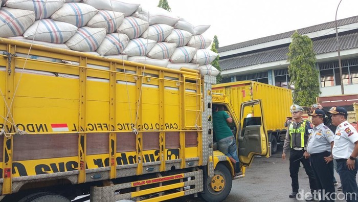 Petugas kepolisian dan dinas perhubungan Kota Cirebon memeriksa truk over dimension over loading