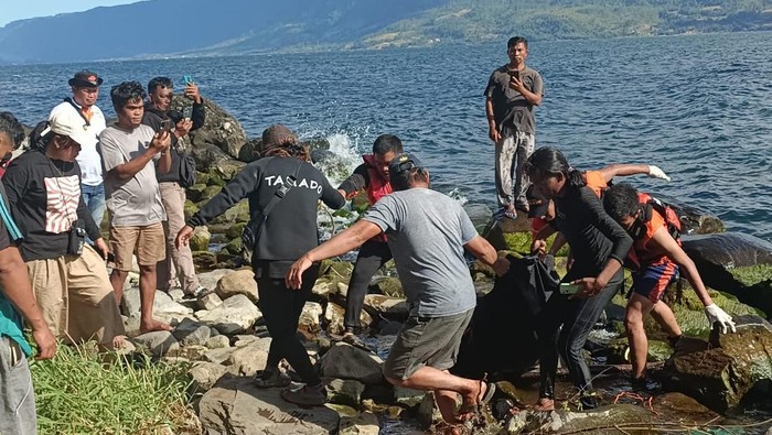 Petugas SAR saat mengevakuasi korban. (Foto: Dok. Basarnas Medan).