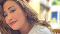 Pinkan Mambo kini tengah disibukan dengan usaha kuliner rumahannya yang terbaru. Ia berjualan aneka donat manis di media sosial. Foto: Instagram/TikTok Pinkan Mambo
