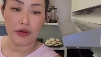 Lewat Instagram sampai TikTok, Pinkan menawarkan donat jualannya. Dalam sehari ia bisa mendapatkan Rp 10 juta dari berjualan donat. Foto: Instagram/TikTok Pinkan Mambo