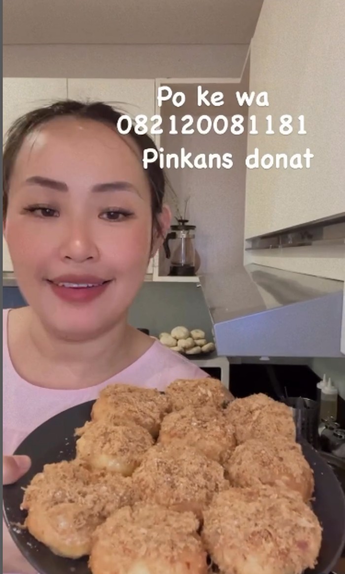Pinkan Mambo Fokus Jualan Donat, Bisa Dapat Rp 10 Juta Sehari Pinkan Mambo Fokus Jualan Donat, Bisa Dapat Rp 10 Juta Sehari