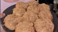 Dalam sehari, istri Arya Khan ini mengaku bisa meraup Rp 10 juta dari hasil jualan donat! Foto: Instagram/TikTok Pinkan Mambo