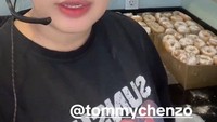 Sebelumnya, Pinkan aktif mempromosikan donat jualannya lewat fitur live di TikTok. Ia sekaligus berbincang dengan penggemarnya. Foto: Instagram/TikTok Pinkan Mambo