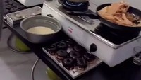 Penyanyi 44 tahun pun tak hanya berjualan donat, di dapur rumahnya ia juga menjalankan usaha katering dengan masakan rumahan. Foto: Instagram/TikTok Pinkan Mambo