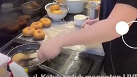 Sambil siaran langsung di TikTok, Pinkan terlihat menikmati perannya sebagai penjual donat rumahan. Foto: Instagram/TikTok Pinkan Mambo