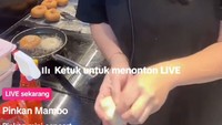 Sambil membuat adonan donat, Pinkan kerap mengadakan mini konser di TikTok dengan bernyanyi dan karaoke.  Foto: Instagram/TikTok Pinkan Mambo