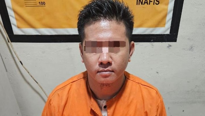 Polisi menangkap pengedar nrkoba di Indragiri Hilir, Riau.
