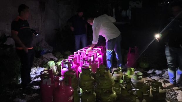 Polisi menggerebek tiga lokasi pengoplosan gas subsidi di Kecamatan Cileungsi, Kabupaten Bogor. Polisi menyita ratusan tabung gas ukuran 12 dan 3 kilogram (kg). (dok Istimewa)