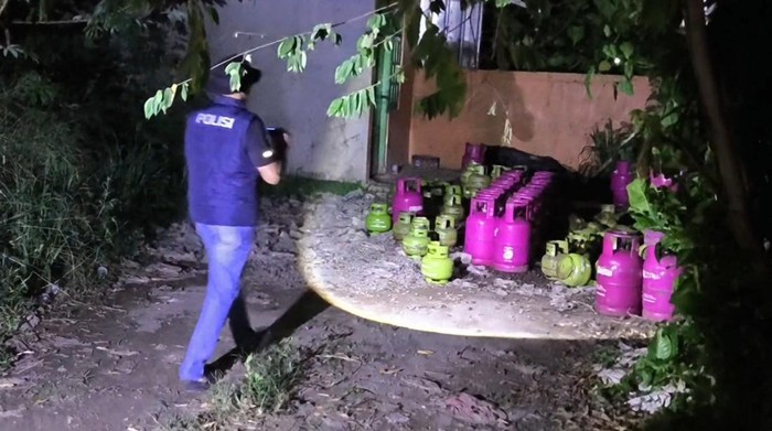 Polisi menggerebek tiga lokasi pengoplosan gas subsidi di Kecamatan Cileungsi, Kabupaten Bogor. Polisi menyita ratusan tabung gas ukuran 12 dan 3 kilogram (kg). (dok Istimewa)