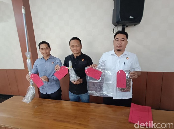 Polisi menunjukkan barang bukti kasus pembunuhan bayi oleh ibunya sendiri di Mapolresta Cilacap, Rabu (11/6/2025).