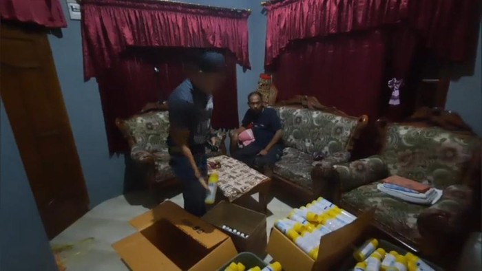 Polisi saat menggerebek pembuat pestisida palsu di Subang