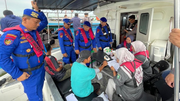 Polres Dumai memberikan pelayanan dan membagikan sembako kepada masyarakat pesisir.