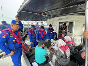 Jelang HUT Bhayangkara, Polres Dumai Layani Kesehatan Masyarakat di Atas Kapal