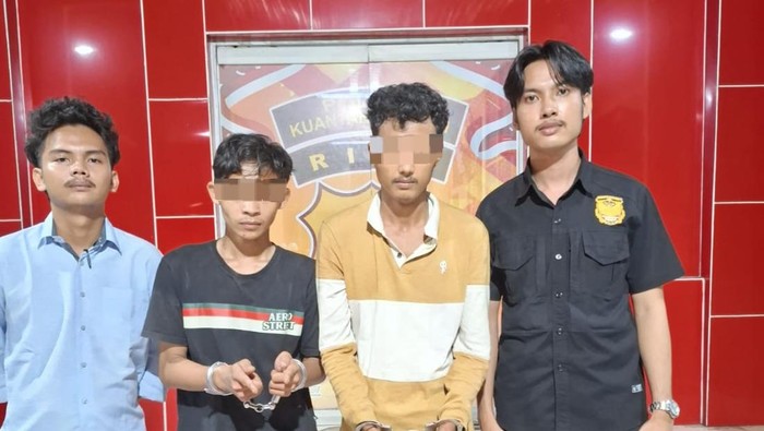 Polres Kuansing, Riau, menangkap dua orang pengedar sabu.