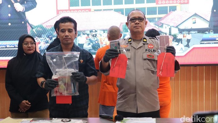 Satreskrim Polres Madiun kota mengamankan dua orang pria dan wanita pelaku tindak pidana perdagangan orang (TPPO)