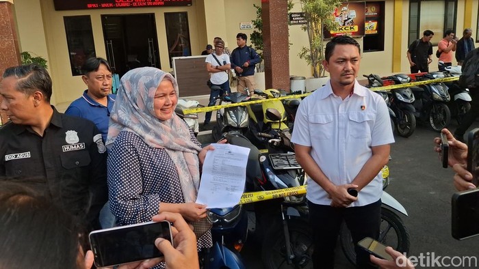 Polresta Bogor Kota menyerahkan motor hasil pencurian ke salah satu pemilik bernama Maya. (Sholihin/detikcom)