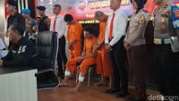 Salah satu pelaku, Ahmad Sanwani alias SS alias B, tampak terus meringis kesakitan ketika memasuki aula sambik dipapah dua rekannya, yakni Abduk Mutholib dan Asep Awaludin (M Sholihin/detikcom)
