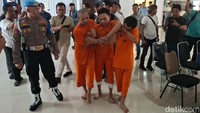 Polresta Bogor Kota menangkap tiga anggota komplotan pencuri motor dan menembak salah satunya karena berusaha kabur saat disergap. (M Sholihin/detikcom)
