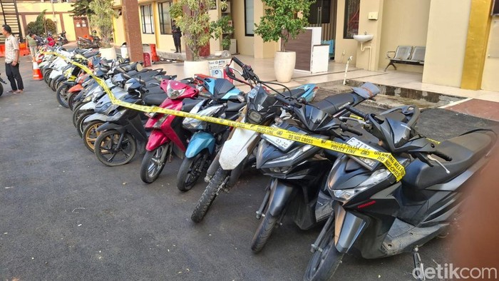 Polresta Bogor Kota menyerahkan sepeda motor barang bukti hasil tindak pidana curanmor kepada pemilik sahnya. Polisi menyita 48 motor dari tangan pelaku. (M Sholihin/detikcom)