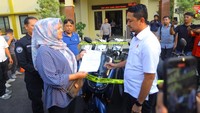 Barang bukti berupa satu unit sepeda motor Yamaha NMAX tahun 2021 dengan nomor polisi F 6xxx FxT diserahkan kepada pemilik sah atas nama Maya, warga Kampung Jambu Dipa, Desa Cilebut, Kecamatan Sukaraja, Kabupaten Bogor. Motor itu hilang sekitar pukul 04.00 WIB pada tanggal 27 September 2024 di Kel. Sukaresmi Kec. Tanah Sareal Kota Bogor (dok Istimewa)
