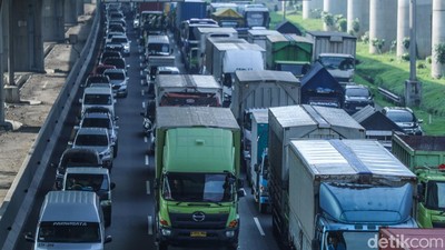 Potret Macet Panjang di Tol Bekasi Pagi Ini