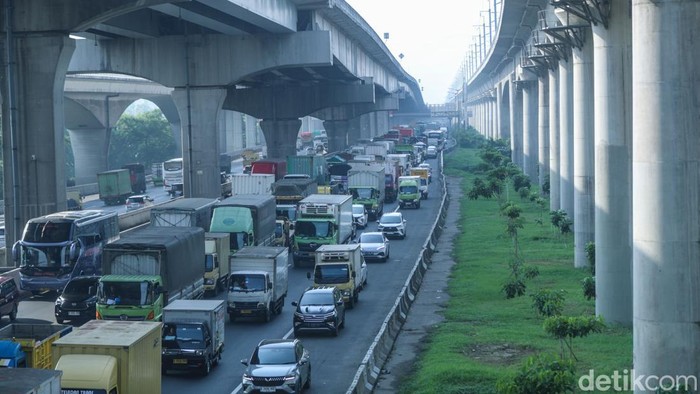 Potret Macet Panjang di Tol Bekasi Pagi Ini Kendaraan mengular di dalam Tol Bekasi arah Jakarta. Kemacetan ini berada di Tol Japek Bekasi Timur KM 16 - Bekasi Barat KM 12+200 arah Cawang terpantau padat.