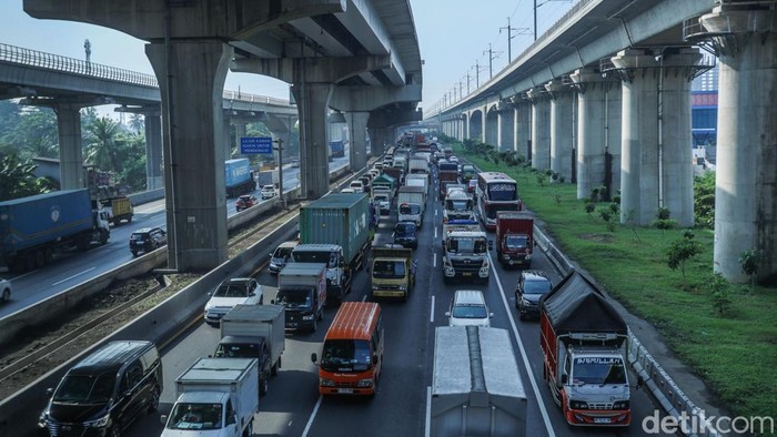 Kendaraan mengular di dalam Tol Bekasi arah Jakarta. Kemacetan ini berada di Tol Japek Bekasi Timur KM 16 - Bekasi Barat KM 12+200 arah Cawang terpantau padat.